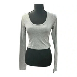 - Women’s long sleeve crop top